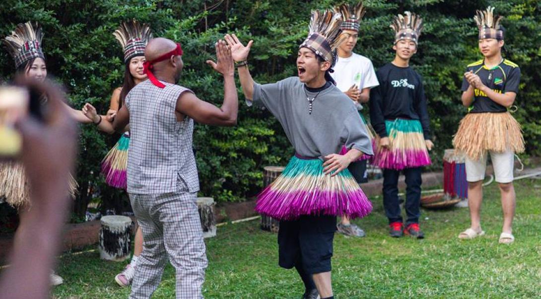 タンザニアで現地の部族ダンスを体験する日本人高校生ボランティア